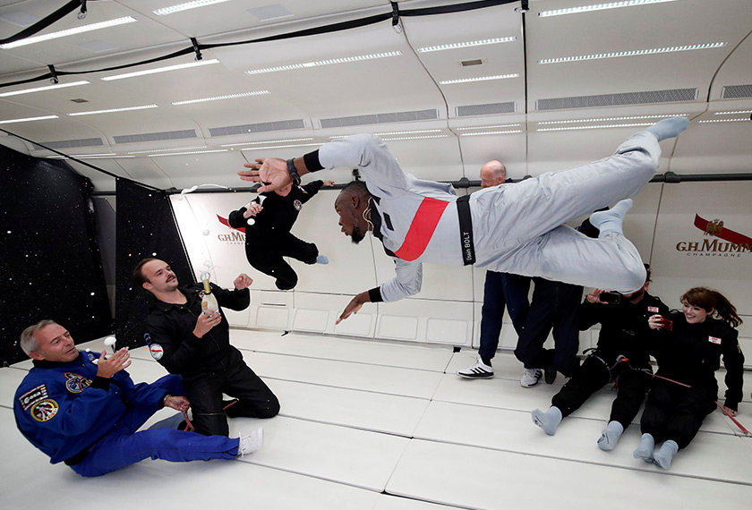 Bolt menikmati pengalaman pertama beliau di ruangan graviti sifar. - Reuters