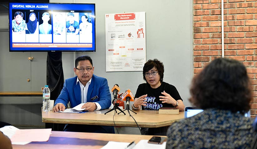 (Dari kiri): YBhg Dato’ Sulaiman Wak, Timbalan Ketua Pengarah Dasar dan Pembangunan Pendidikan, Kementerian Pendidikan, dan Ybhg Datuk Yasmin Mahmood, Ketua Pegawai Eksekutif Malaysia Digital Economy Corporation
