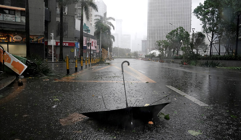 Suasana jalanan yang sunyi sepi selepas Mangkhut melanda wilayah Guangdong di Shenzhen. - Reuters
