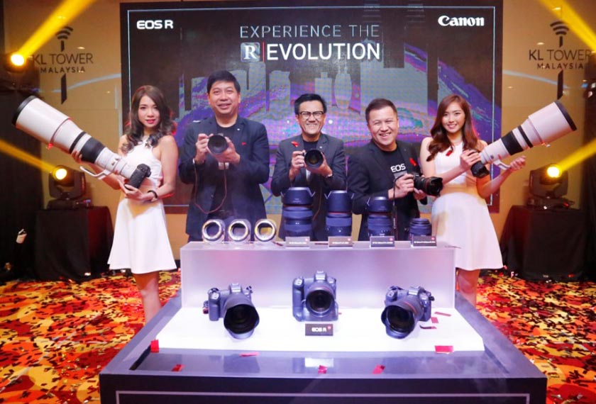 Wakil Canon Marketing (Malaysia) kedua dari kiri, Jeffrey Kung - Head of Consumer Imaging and Information Group, Canon Marketing (Malaysia) Sdn. Bhd, Andrew Koh, President & Chief Executive Officer of Canon Marketing (Malaysia) Sdn. Bhd dan Edward Chang - Head of Marketing, Imaging Communications Products Division, Canon Marketing (Malaysia) Sdn. Bhd. menunjukkan keluaran terbaharu syarikat itu.