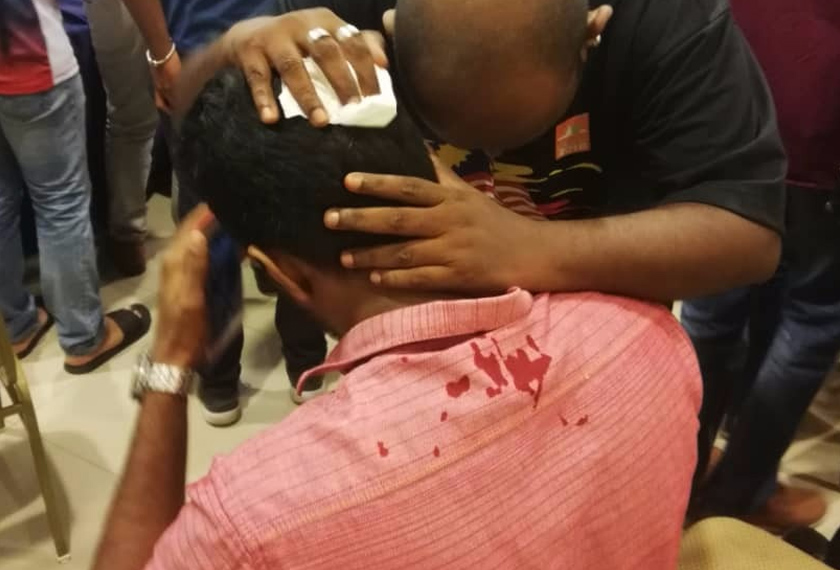 Lelaki berkenaan luka pada bahagian kepala apabila terkena kerusi yang dibaling sekumpulan lelaki di pintu masuk dewan. - Astro AWANI