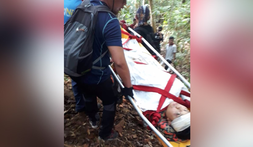 Mangsa dijumpai dalam keadaan lemah dan dibawa turun pada sekitar jam 9 pagi menggunakan tali. Foto JBPM Sarawak