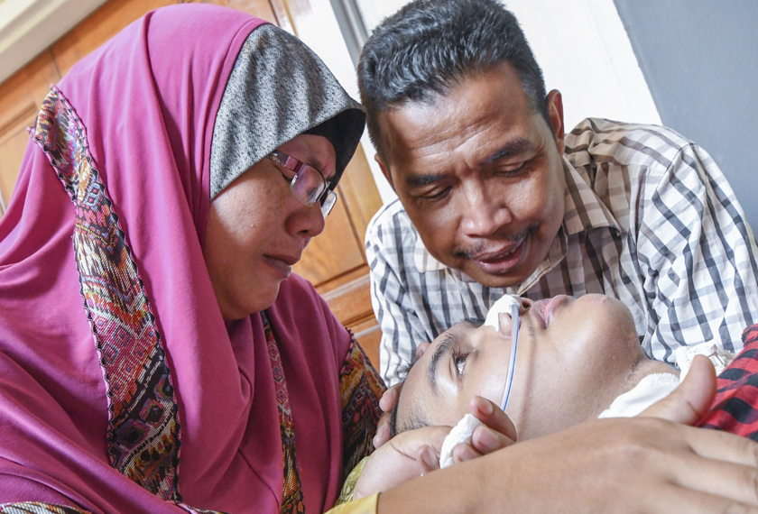 Ibu dan bapa Muhammad Faiz, Jahsuriawani dan Mohd Izahir, menangis kegembiraan selepas menang dalam tuntutan saman terhadap CT-One Corporation Sdn Bhd dan Maahad Tahfiz Al-Hashimi di Mahkamah Sesyen Kota Bharu, hari ini. - BERNAMA