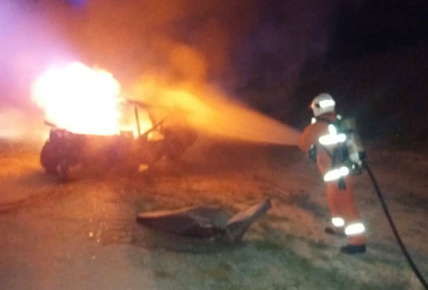 Pihak bomba bertindak memadamkan kebakaran dan juga turut membuat 'flushing' di tempat kejadian. Foto ihsan JBPM Sarawak