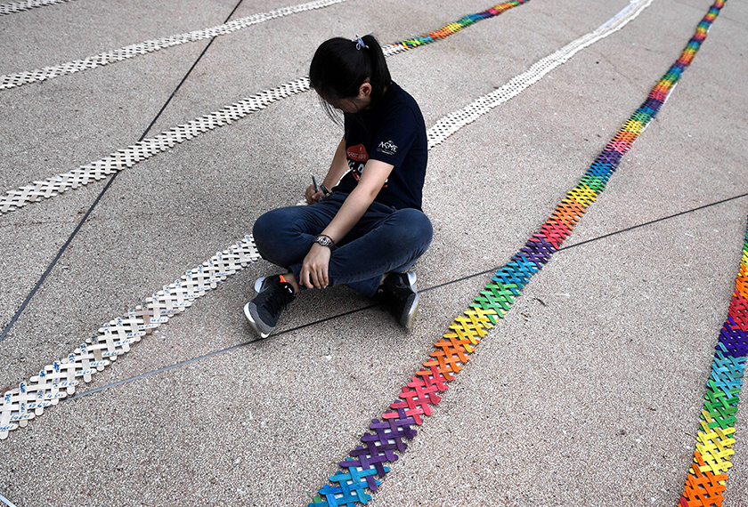 Seorang mahasiswa menyiapkan litar 'stick bomb' yang berjaya memecah rekod MBR apabila sebanyak 30,050 bilah kayu berjaya dibina di Universiti Teknologi Petronas, Seri Iskandar, 26 Sept, 2018. --fotoBERNAMA