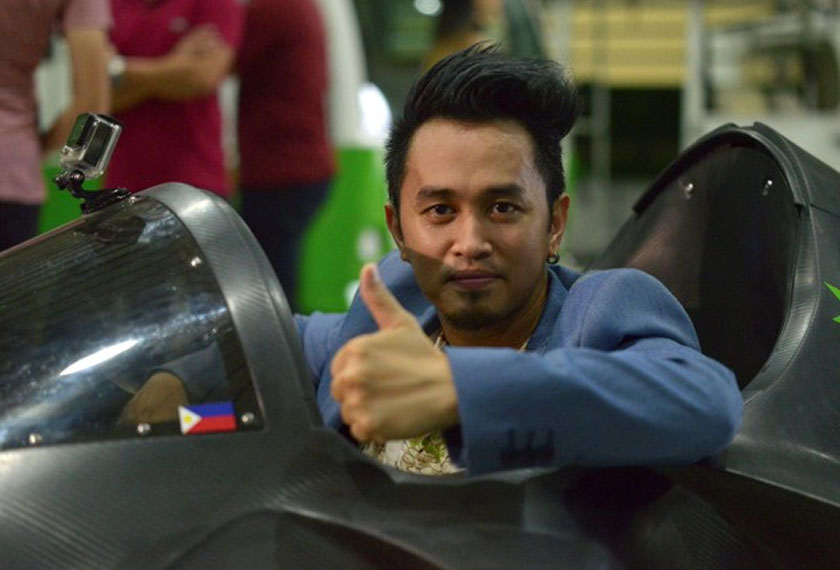 Mendiola menunjukkan isyarat bagus dengan jarinya sebagai tanda bersedia menempuh masa depan dengan inovasinya. - Reuters