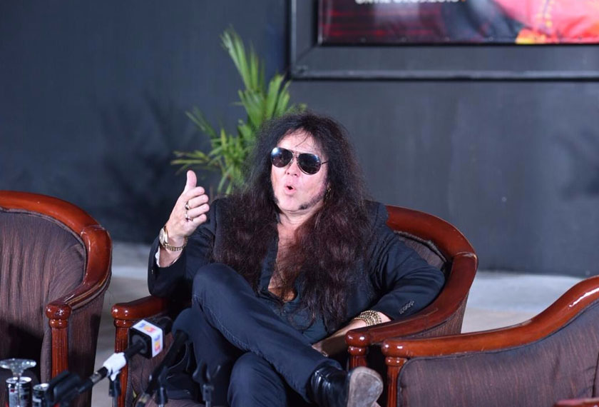 “Mereka (vokalis terdahulu) tak penting bagi saya. Sekarang saya yang nyanyikan sendiri.