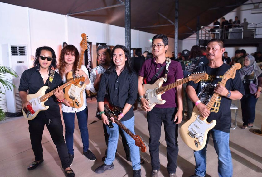 Rody Kristal (tengah) dan Joe Burnmark (dua, kiri) antara gitaris tempatan yang hadir.