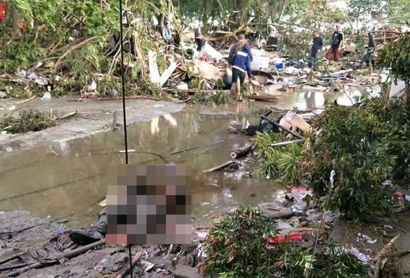 Orang ramai menolong memindahkan mayat mangsa tsunami di Palu, Sulawesi, Indonesia. - Foto ihsan Media Indonesia