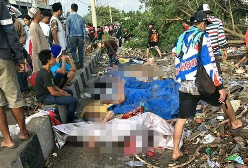 Pihak berkuasa mengesahkan foto yang menunjukkan mayat bergelimpangan di tepi jalan bandar Palu. - Foto ihsan media tempatan