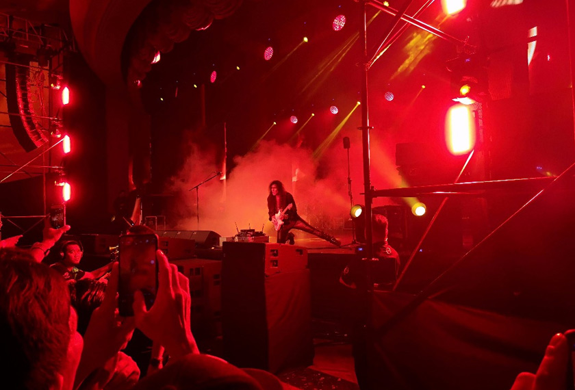 Malmsteen dengan gaya signature half side split.