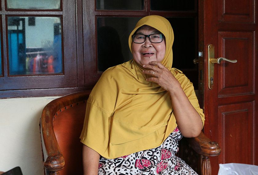  Ibu Semini merupakan penyokong Jokowi sejak beliau dilantik sebagai Datuk Bandar Solo. Bagaimanapun, suami dan anaknya menyokong calon parti pembangkang, Prabowo Subianto. - Team Ceritalah