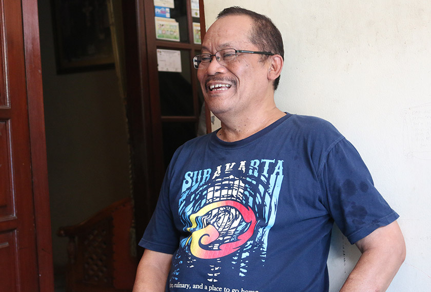 Pak Marijo, seorang penjual kek di Bekasi, berkata inflasi membuatkannya sukar untuk mendapatkan bahan membuat kek. Sebagai penyokong Prabowo-Sandiaga Uno, dia percaya pembangkang mampu menstabilkan ekonomi Indonesia. - Team Ceritalah