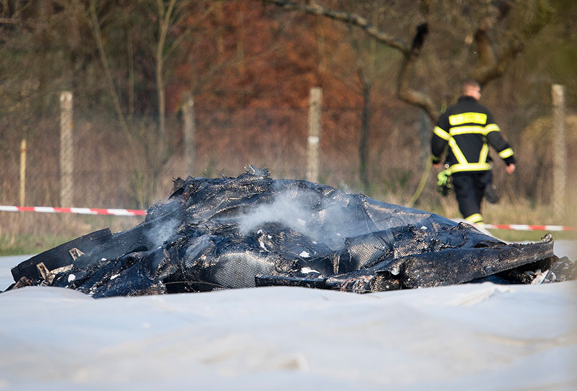 Bangkai pesawat yang terhempas di satu kawasan lapang berdekatan satu lapangan terbang kecil Egelsbach dekat Frankfurt, Jerman, 31 Mac, 2019. (Foto AP)