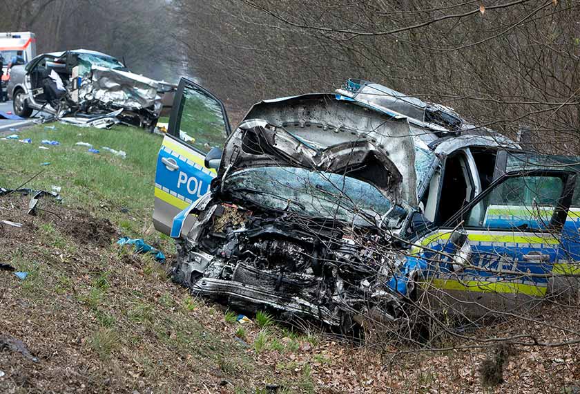 Sebuah kereta polis yang musnah dilihat tersadai dekat sebatang jalan di Langen, dekat Frankfurt, Jerman, 31 Mac, 2019. (Foto AP) 