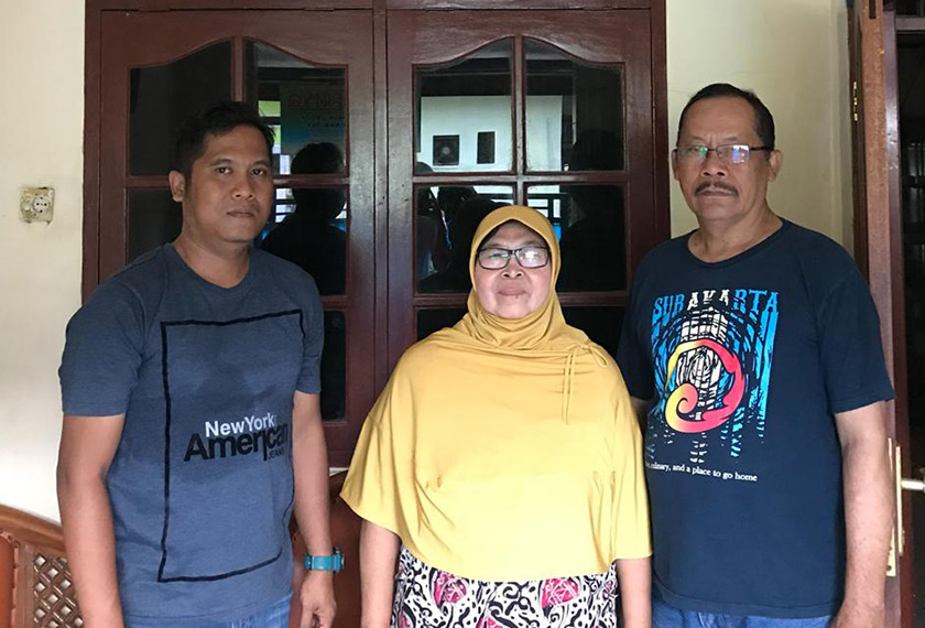 Team Ceritalah bertemu dengan Saputro Dwi (kiri) dan ibu bapanya, penduduk Bekasi, untuk mendengar pandangan mereka berhubung pilihan raya presiden yang akan berlangsung pada 17 April ini. - Team Ceritalah