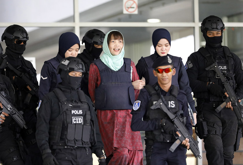 Doan Thi Huong dibawa keluar oleh anggota polis meninggalkan Mahkamah Tinggi Shah Alam, 1 April, 2019. (Foto AP)