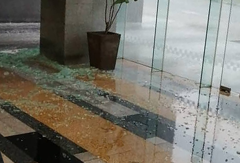 Dinding kaca yang pecah akibat angin kencang. - PDRM