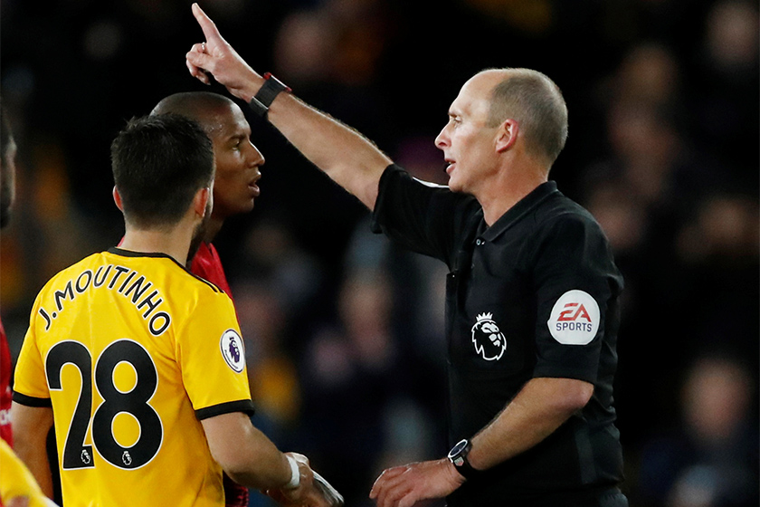 Mike Dean (baju hitam) mengarahkan Ashley Young (baju merah) untuk keluar padang.