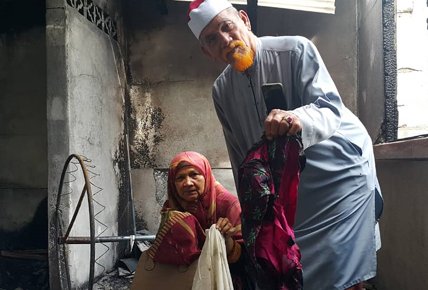 Hanya ini yang tertinggal, pasangan warga emas ini menunjukkan barangan yang berbaki selepas kebakaran. - Foto Astro AWANI/ Vivi Sumanti