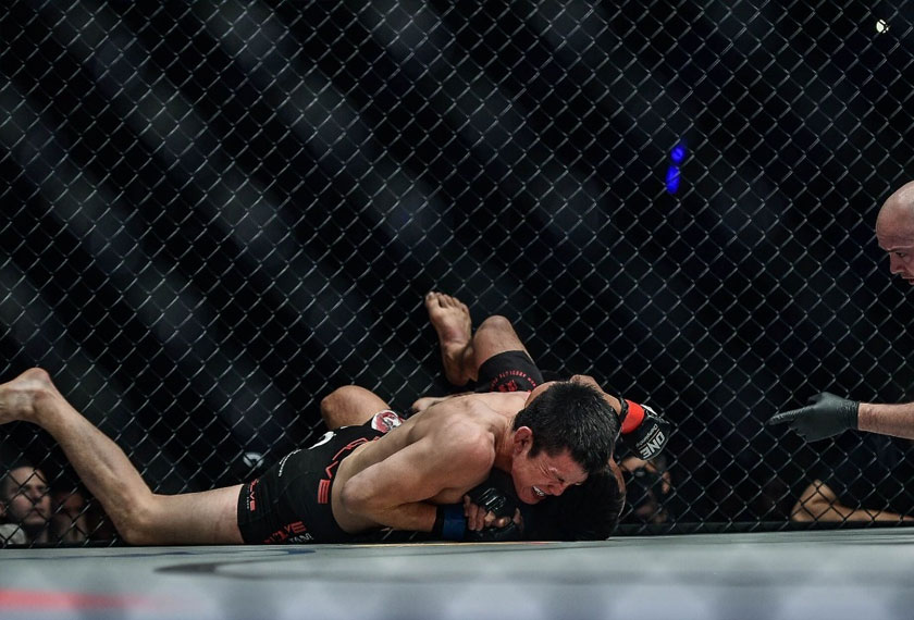 Shinya Aoki putting Eduard Folayang to sleep. - ONE photo