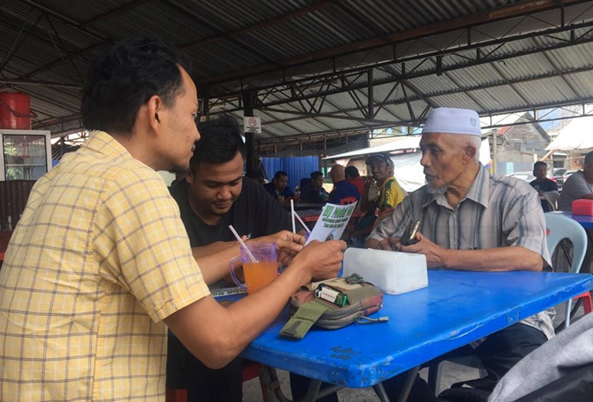 Mohd Nor beramah mesra bersama pengundi di Rantau hari ini. - Astro AWANI/Rahimah Abdullah