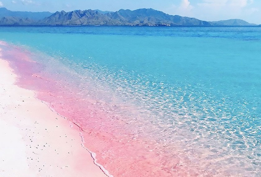 Pink Beach juga dipanggil Pulau Merah oleh penduduk tempatan.