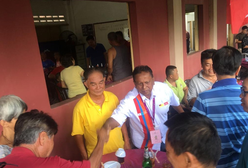 Ke mana-mana sahaja Dr. S. Streram berkempen, pas SPR sentiasa tergantung di badannya. - Foto Astro AWANI/RAHIMAH ABDULLAH