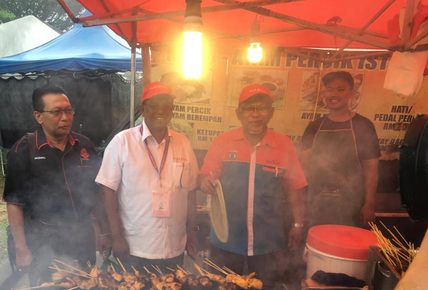 Ke mana-mana sahaja Dr. S. Streram berkempen, pas SPR sentiasa tergantung di badannya. - Foto Astro AWANI/RAHIMAH ABDULLAH