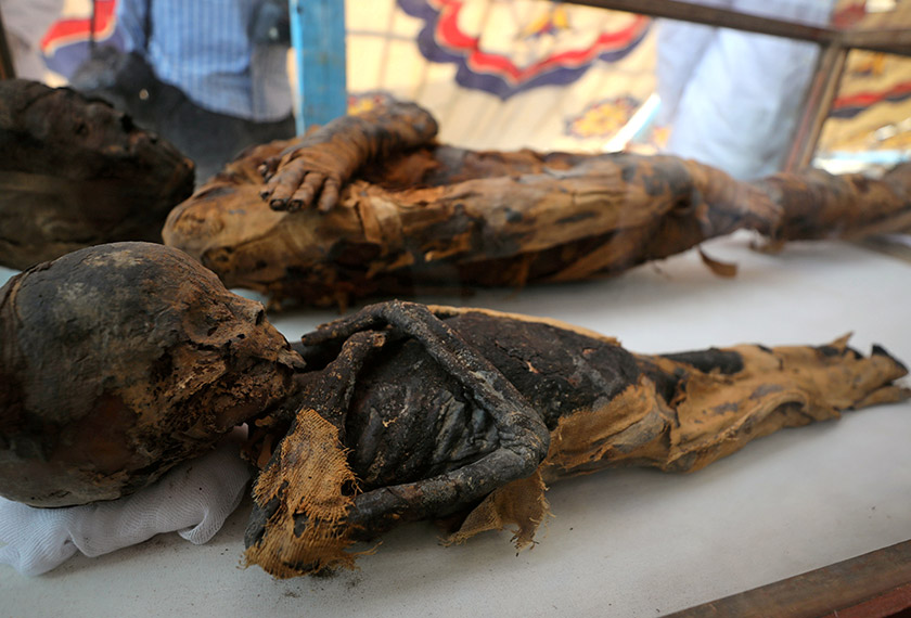 Mumia wanita dan budak lelaki yang dikeluarkan dari makam Tutu di bandar Sohag. - Reuters