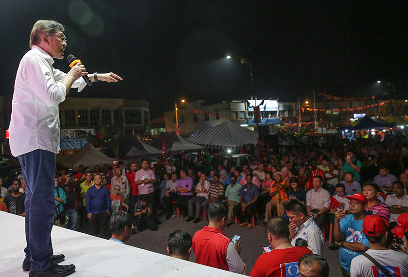 Anwar berucap pada Malam Kebudayaan India Rantau di Dewan Orang Ramai Rantau pada Rabu. - Astro AWANI/Shahir Omar