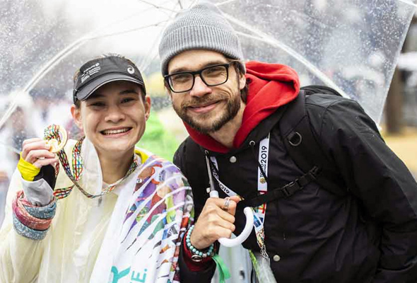 Aishah meraikan kejayaan menamatkan larian Tokyo Marathon 2019 bersama jurulatihnya, Chevy Rough. - Foto @jason_halayko