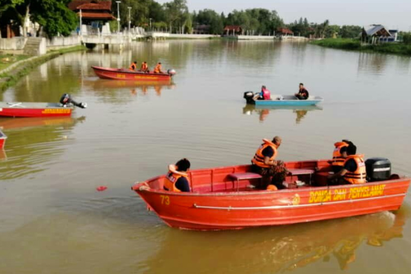 Operasi SAR ketika sedang dijalankan pada Khamis. - JBPM Perak