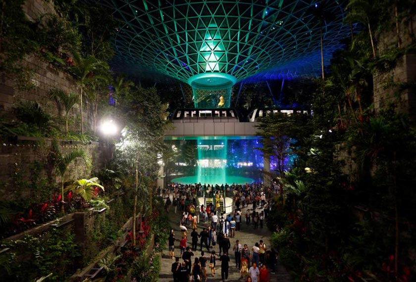 Pada sebelah malam, pertunjukan cahaya dan bunyi-bunyian akan menambah nilai kunjungan. - Reuters