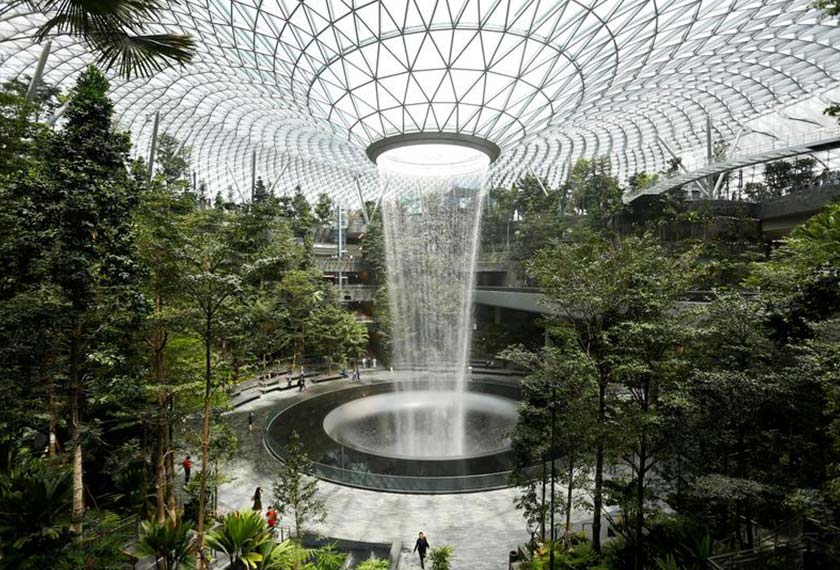 Kalau ke Singapura, jangan lupa singgah ke ‘taman mitos’ bernama Jewel Changi  SINGAPURA: Mengangkat inspirasi daripada kitab dan kesusasteraan lama, arkitek tersohor Moshe Safdie pada Jumaat berkata tarikan terbaharu di Lapangan Terbang Antarabangsa Changi, Jewel, dibina berdasarkan ilham ‘taman mitos’.  “Singapura sudah ada banyak taman. Bagaimana kita hendak hasilkan sesuatu yang unik dan istimewa? Saya memikirkan tentang taman yang mengambil ilham daripada kitab dan kesusasteraan lama.  “Setiap budaya mempunyai konsep taman syurga. Malah, dalam filem Avatar, kita dibawa ke suatu tempat yang tidak pernah kita lihat sebelum ini,” ujarnya dalam temuramah bersama Channel NewsAsia.  Safdie yang juga mereka bentuk Marina Bay Sands, berkata dia terfikir tentang idea mencipta ‘kehebatan alam semula jadi’ di tengah-tengah lapangan terbang, dengan kawasan beli-belah yang padat dan sibuk pada satu sisi.  