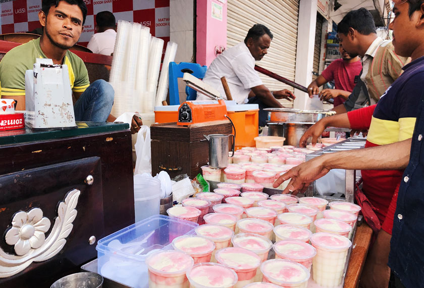 Di tengah kehangatan musim panas di kota lama Hyderabad, sebuah kawasan bersejarah yang mundur dari segi pembangunan IT, minuman yogurt ialah cara yang murah untuk menghilangkan dahaga. Pasukan Ceritalah