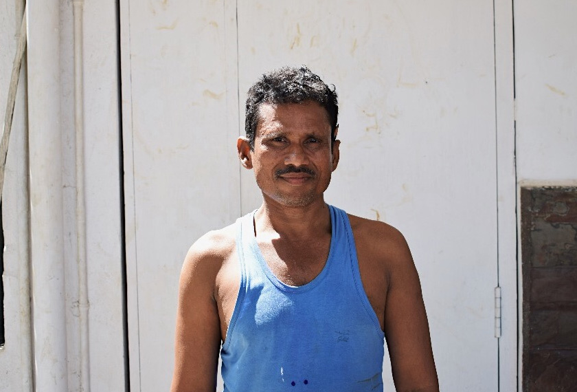 Manoj Mistry, 39 tahun, seorang tukang kayu yang terpaksa meninggalkan rumah, mengembara dari Delhi ke Mumbai, dan akhirnya, Chennai, demi mencari kerja. Pasukan Ceritalah