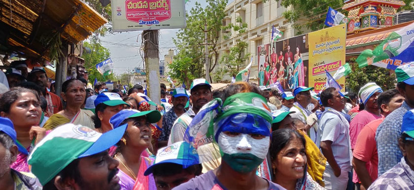 Negeri-negeri selatan, Telangana dan Andhra Pradesh - hanya baru-baru ini terbahagi antara satu sama lain - sedang hangat dengan cakap-cakap politik. Pasukan Ceritalah