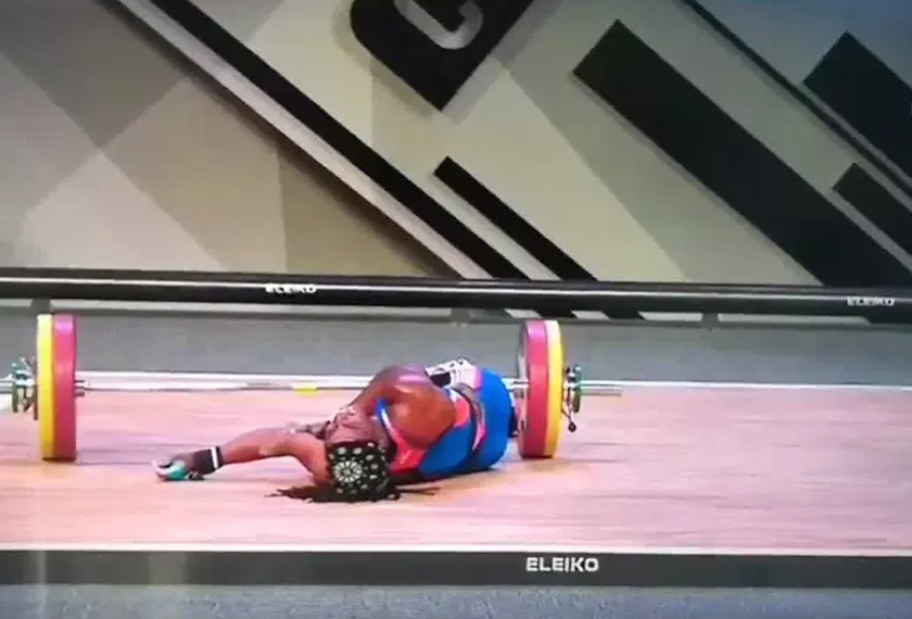 Gaelle dalam kesakitan selepas lengannya patah ketika cubaan mengangkat 107 kg.