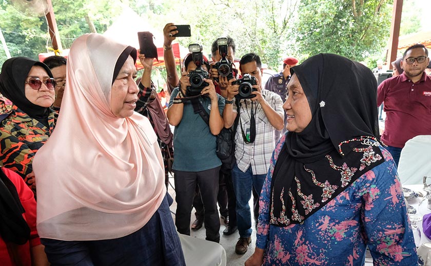 Zuraida bertanya sesuatu kepada Siti Maznah (kanan) ketika melawat pos kawalan bagi mengesan Mohammad Ashraf di Kampung Pintu Padang, Gopeng, hari ini. --fotoBERNAMA
