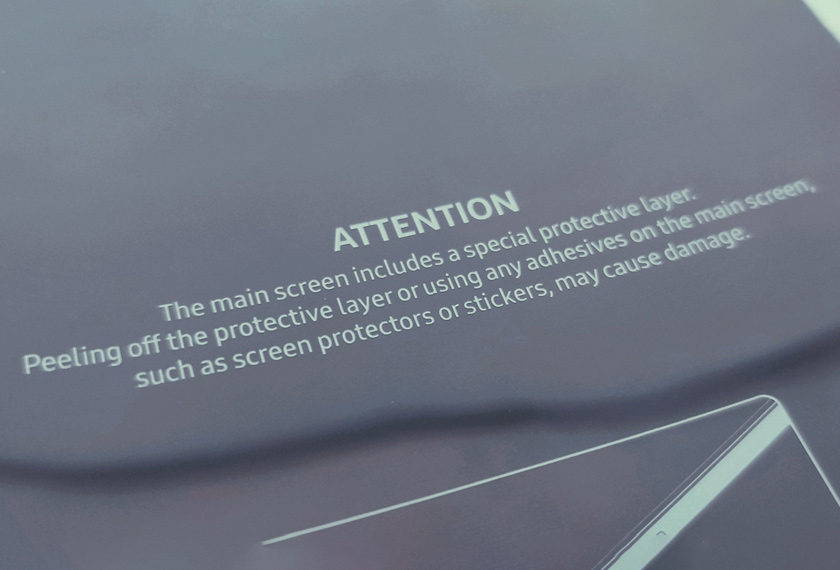 Amaran pada bungkusan Galaxy Fold mengarahkan pengguna untuk tidak membuang lapisan pelindung.