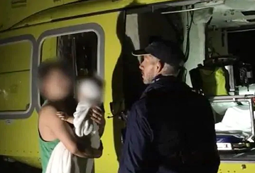 Keluarga itu terpaksa menaiki helikopter untuk mendapatkan rawatan di hospital. Foto: RACQ LifeFlight Rescue 