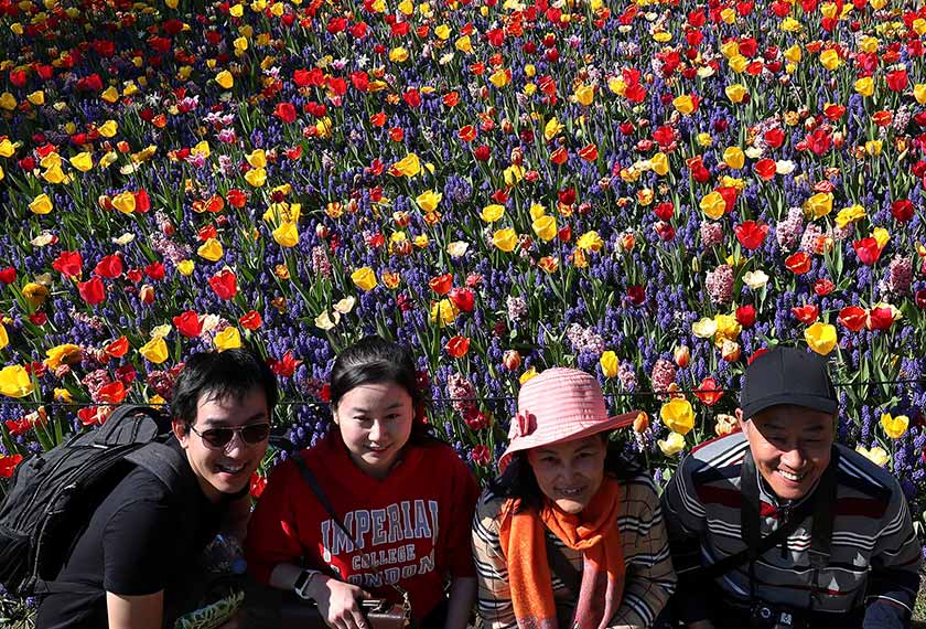 Para pelancong digalakkan untuk bergambar, namun perlu disertai rasa tanggungjawab. - Reuters