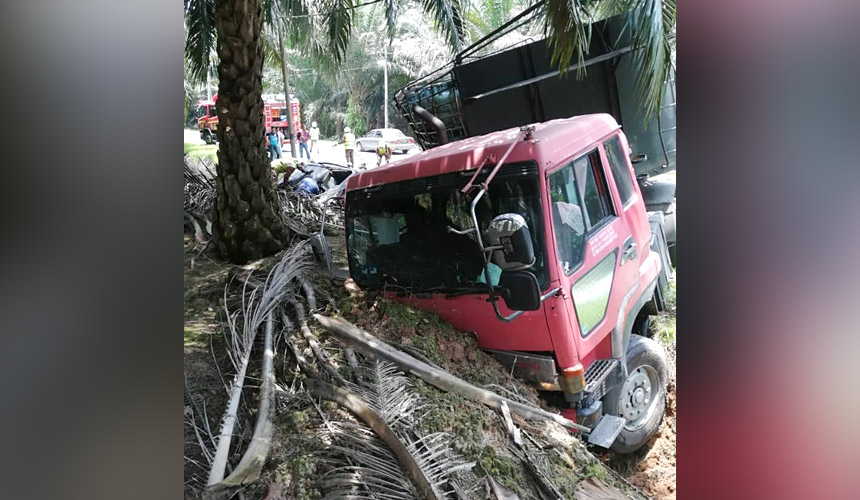 Keadaan treler yang terlibat dalam kemalangan di Jalan Beruas Padang Gajah, Trong, di Taiping pada tengah hari ini. - Foto JBPM