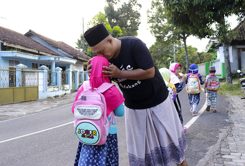 Rumah Kyai Rofiq tidak putus-putus menerima kunjungan tetamu, selain kanak-kanak yang datang untuk belajar di kelas agama yang dianjurkan oleh beliau bersama isteri dan ibunya, secara percuma. Pasukan Ceritalah