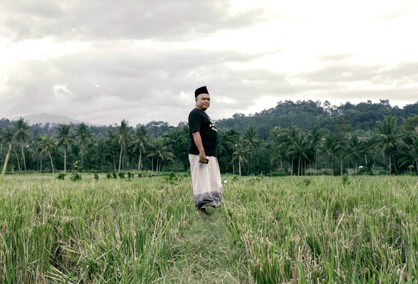 Kyai Rofiq seorang yang bersahaja, praktikal dan selalu bergurau serta dilihat suka ketawa kecil. Baru-baru ini beliau sibuk menguruskan padinya yang baru ditanam dan sering menghabiskan masanya di bendang, memantau aliran air ke tanah seluas 1.5 hektar itu. Pasukan Ceritalah 