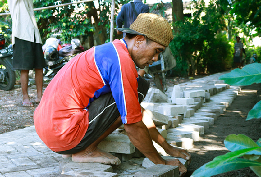 Kyai Rofiq sedar perubahan yang dialami di kampung-kampung, dengan jalan yang berturap dan bekalan air yang semakin baik. Dengan Dana Desa, lebih ramai rakyat kini mengambil bahagian berbincang mengenai isu berkaitan apa yang terbaik untuk kampung mereka. Pasukan Ceritalah