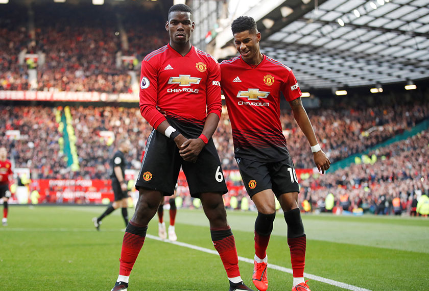 Pemain Manchester United, Paul Pogba (kiri) dan Marcus Rashford meraikan kejayaan kemenangan ke atas West Ham, dua minggu lalu. Foto - REUTERS.