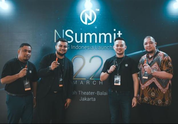 Pak Din (dua dari kiri) bakal meluaskan pasaran peranti berhenti merokok ke peringkat antarabangsa.