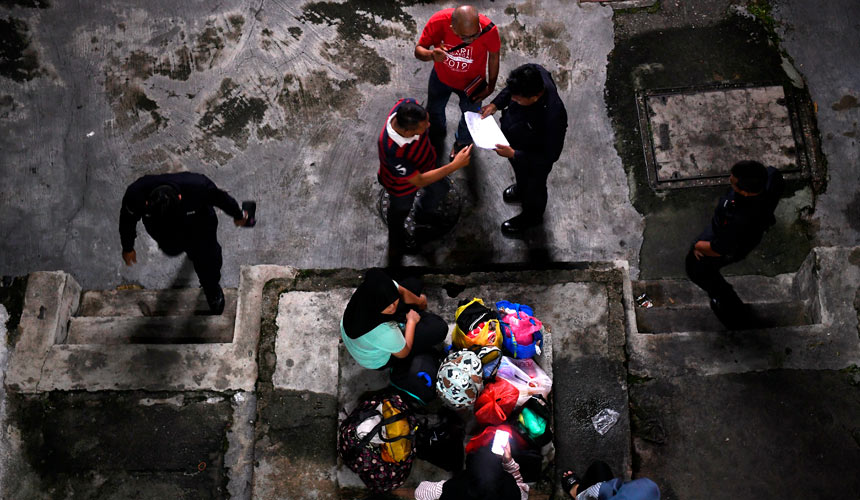 Beberapa anggota Polis memeriksa 222 penghuni daripada 40 pintu flat Blok F terpaksa mengosongkan kediaman mereka sebelum jam 12 tengah malam tadi. - Foto Bernama